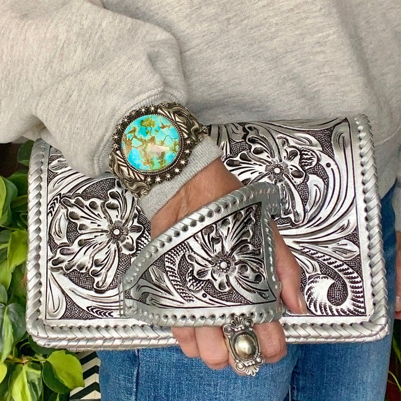 “Silver Flower Dance” Pochette in stile occidentale