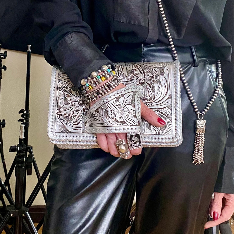 “Silver Flower Dance” Pochette in stile occidentale