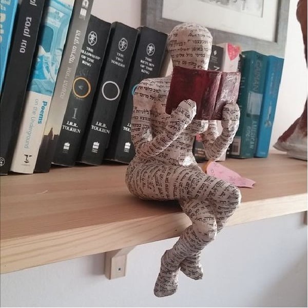 📚Statua moderna nordica di una donna che legge