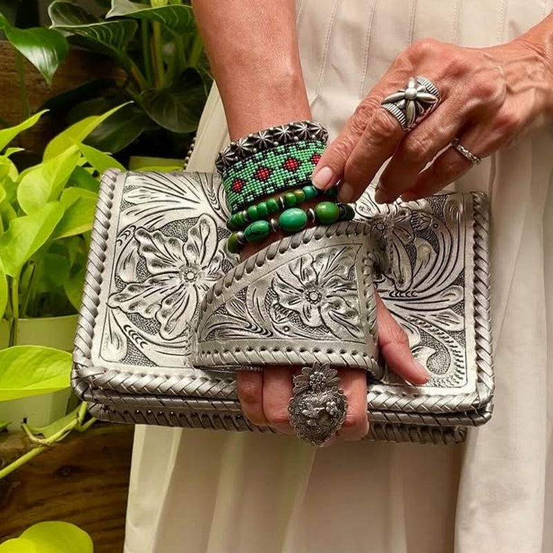 “Silver Flower Dance” Pochette in stile occidentale