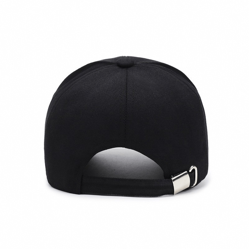 Cappello con ricamo a croce