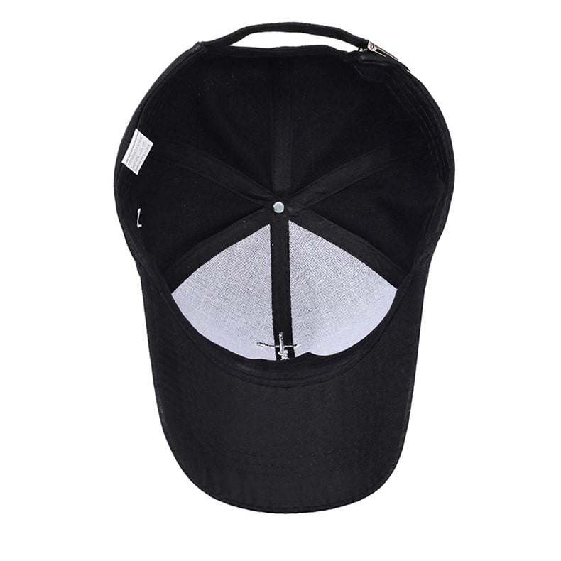 Cappello con ricamo a croce
