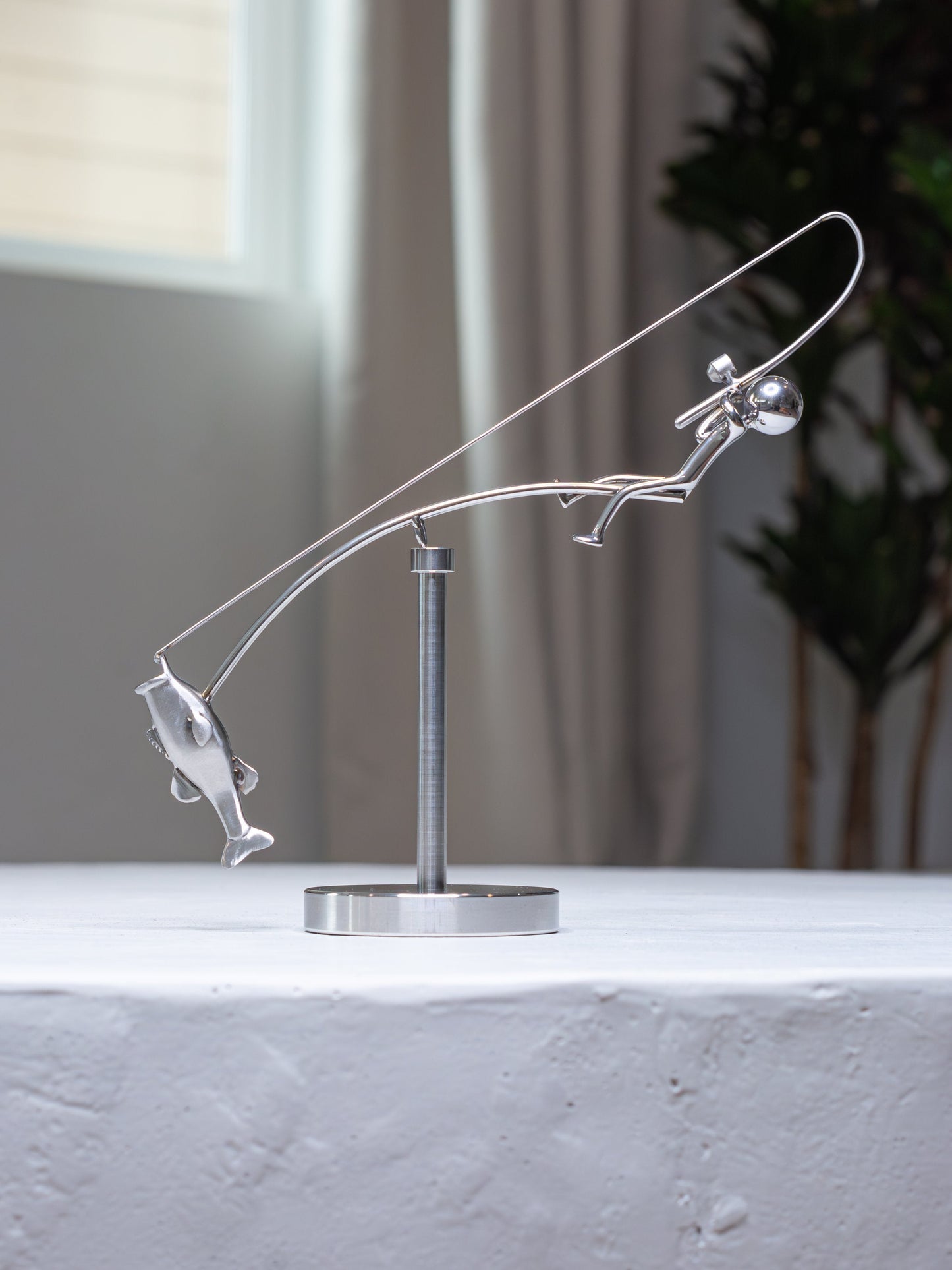🎣La scultura del pescatore in equilibrio