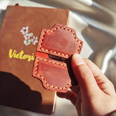 Segnalibro portapenne magnetico in pelle personalizzato