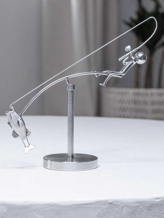🎣La scultura del pescatore in equilibrio