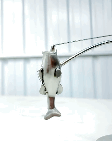 🎣La scultura del pescatore in equilibrio