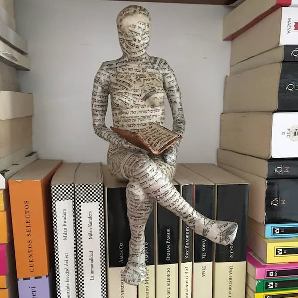 📚Statua moderna nordica di una donna che legge