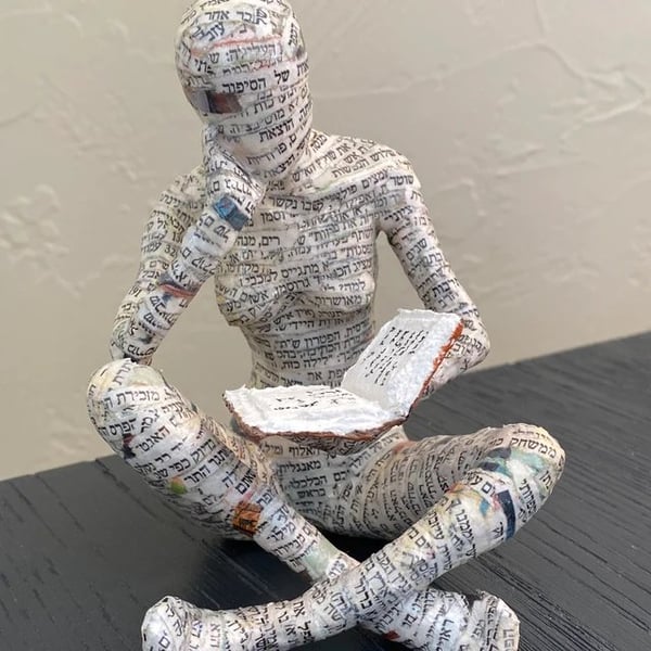 📚Statua moderna nordica di una donna che legge