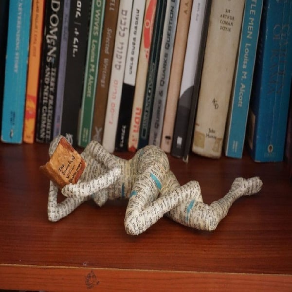 📚Statua moderna nordica di una donna che legge